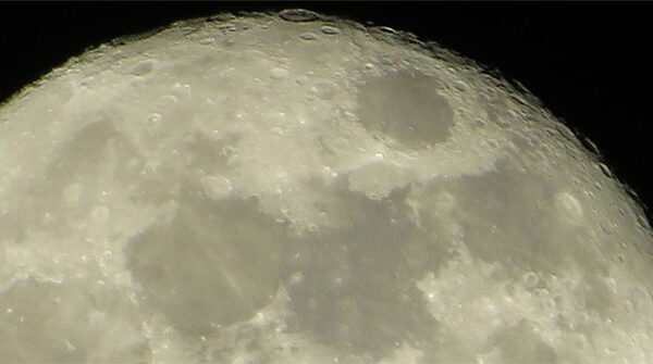 Liên tục trúng “bom vũ trụ”, Mặt trăng lăn đi 10 độ