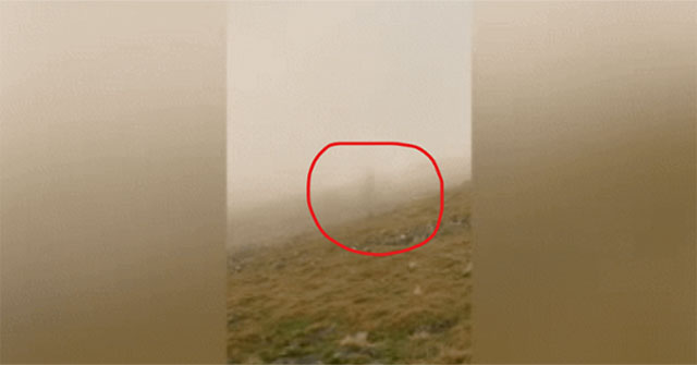 Bất ngờ ghi lại được khoảnh khắc “bóng ma” đi bên cạnh mình trên núi