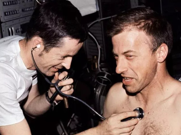 Làm thế nào để trở thành một phi hành gia?