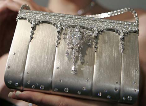 Chiếc xắc tay làm bằng bạch kim của nhà kim hoàn Ginza Tanaka có giá 1.422.122 Euro.