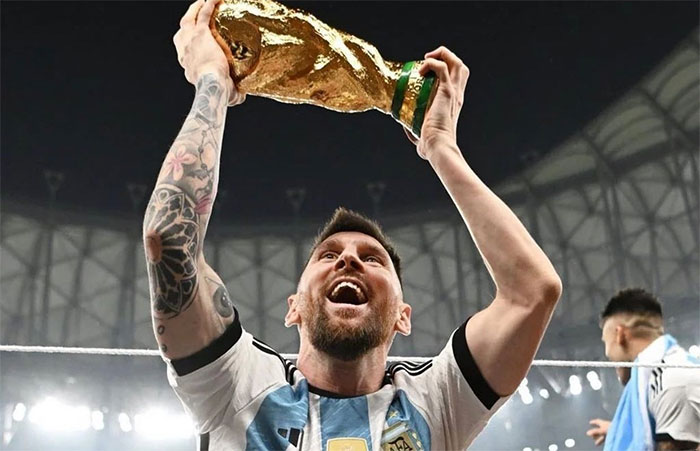 Messi cùng đội tuyển Argentina ăn mừng chiến thắng chung cuộc tại World Cup.