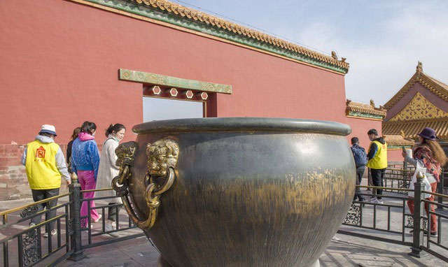 Lư đồng dùng để dập lửa kịp thời mỗi khi cung điện phát sinh hỏa hoạn.