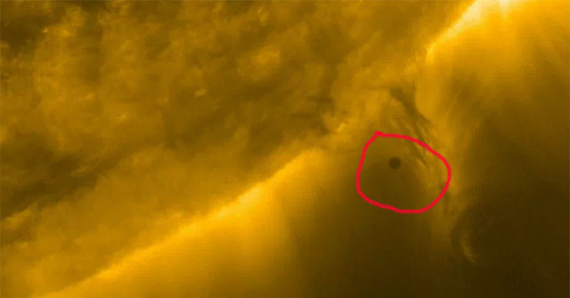 Khoảnh khắc hiếm gặp sao Thủy đi qua Mặt trời được tàu vũ trụ ghi lại