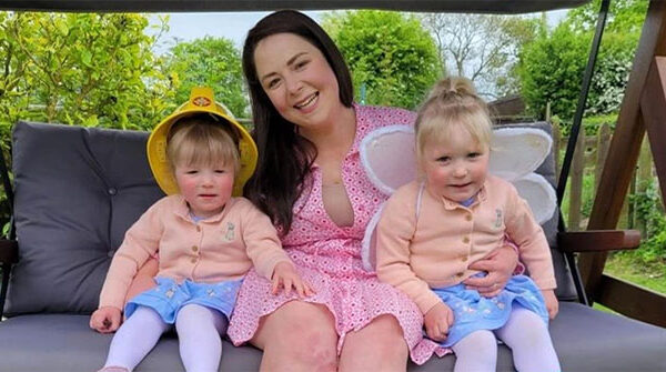 Đẻ sinh đôi thấy có điểm lạ, bà mẹ choáng váng khi biết sự thật, lịch sử loài người chỉ có 10 trường hợp