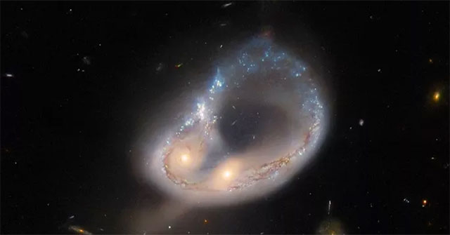 Ảnh sốc từ NASA/ESA: “Cửa sổ” vượt thời gian 2 tỉ năm cho chúng ta?