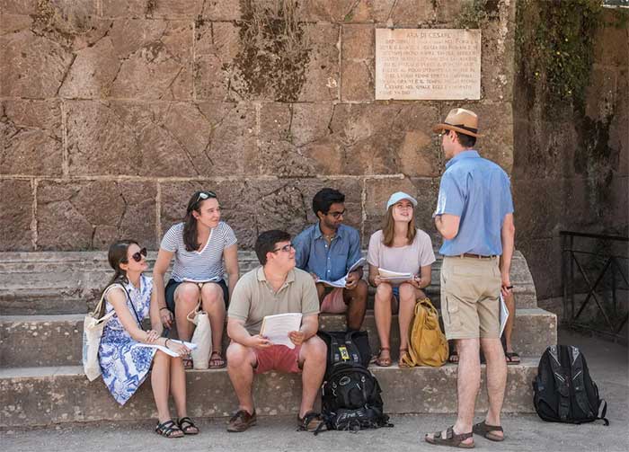 buoi-hoc-tieng-latinh Một buổi học tiếng Latinh ở Diễn đàn La Mã và Đồi Palatine.