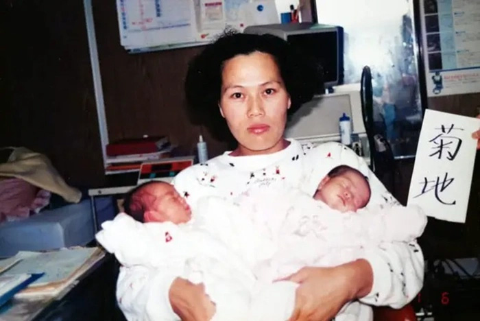 Hình ảnh Yoshie và Michie Kikuchi khi mới chào đời.
