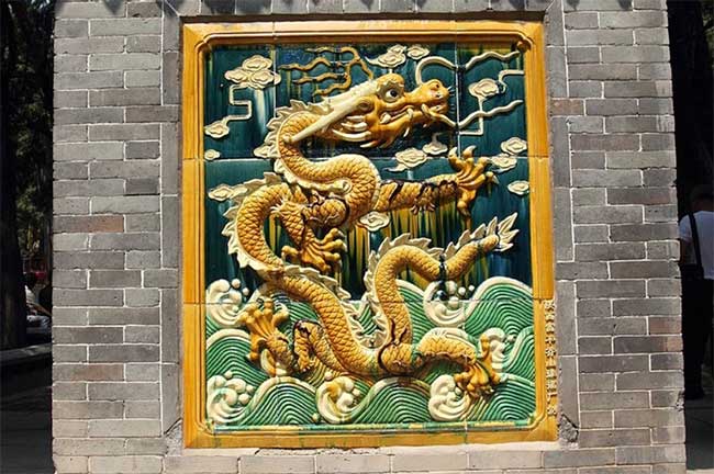 con-rong-phuong-dong-1 Điêu khắc hình rồng tại một danh thắng ở tỉnh Thiểm Tây, Trung Quốc.