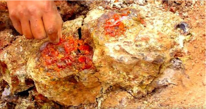 da-opal-lua Nhóm công nhân trong lúc đào bới ở khu mỏ hoang đã tìm thấy một tảng đá kỳ lạ.