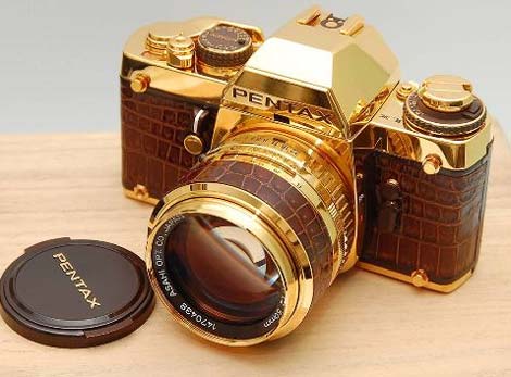 Các đồ vật dát vàng luôn thể hiện sự giàu có và có vẻ đẹp lộng lẫy. Các đồ vật dát vàng luôn thể hiện sự giàu có và có vẻ đẹp lộng lẫy.