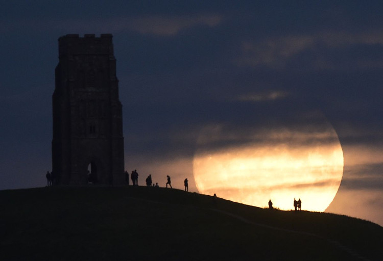 mat-trang-1 Strawberry Moon tại Glastonbury Tor vào tháng 6/2016.