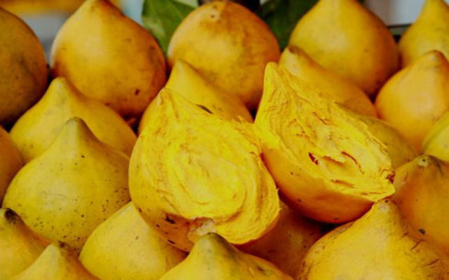 qua-trung-ga-3 Quả trứng gà chín vàng cả bên trong và bên ngoài.
