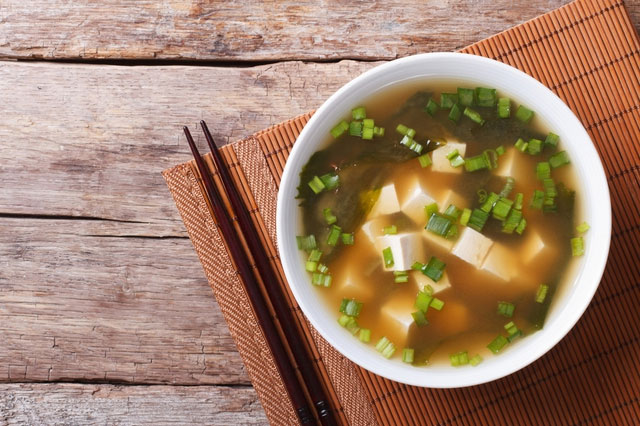 sup-miso Súp miso của người Nhật Bản.