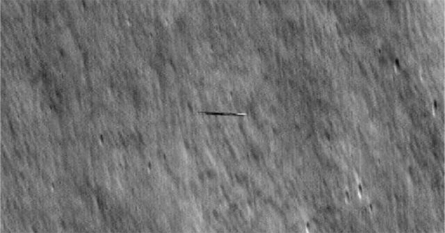 Tàu NASA chụp được khoảnh khắc tàu Hàn Quốc bay ngược chiều