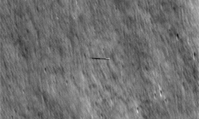 tau-lro-chup-tau-danuri Tàu LRO hướng camera xuống để chụp ảnh tàu Danuri khi đang bay cao hơn khoảng 5km.