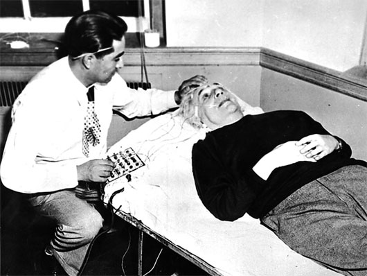 Các nhà khoa học đã làm gì với bộ não của Albert Einstein sau khi ông mất?