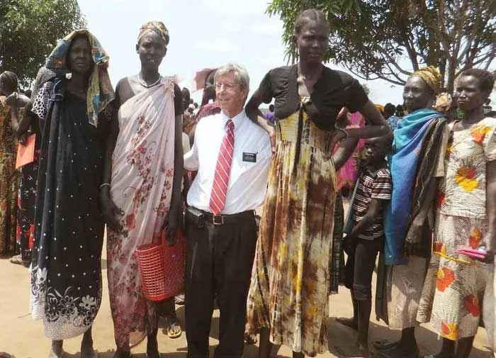 bo-toc-dinka-2-1 Họ có khoảng 4,5 triệu người, theo điều tra dân số Sudan năm 2008