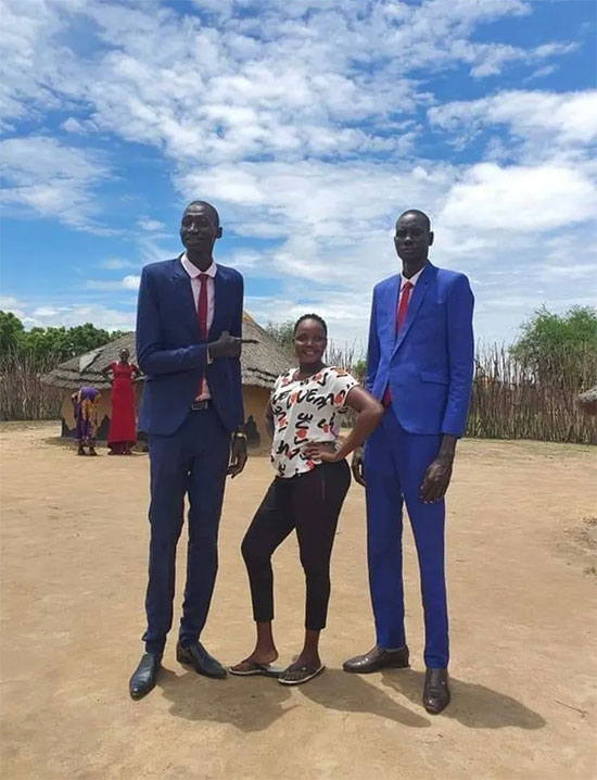 bo-toc-dinka-3-1 Người Dinka có nguồn gốc từ Gezira ở khu vực ngày nay là Sudan.