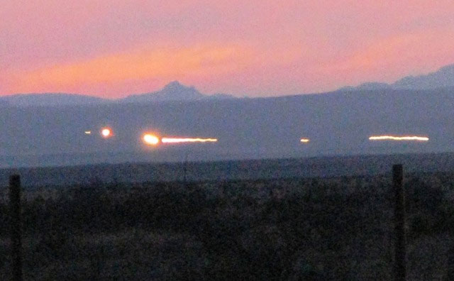 den-marfa-2 Đèn Marfa thường xuất hiện dưới dạng những quả cầu ánh sáng màu trắng hoặc đỏ