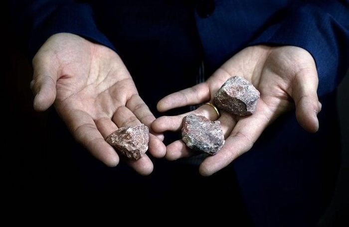 dolomite-1 Dolomite thường được tìm thấy trong các loại đá có niên đại hơn 100 triệu năm.