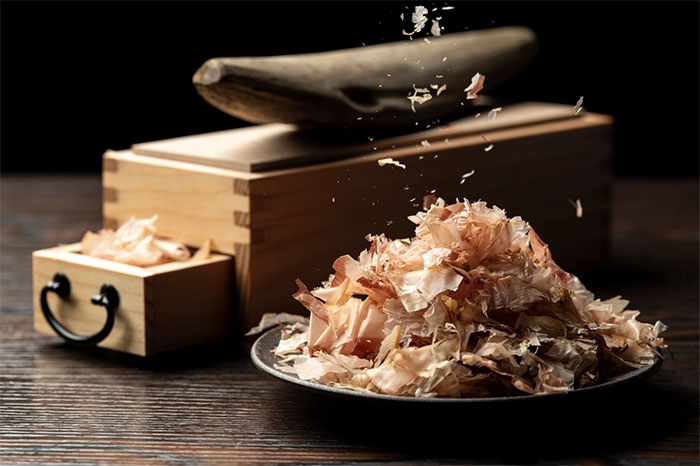 katsuobushi-2-1 Khi được bào mỏng, chúng để lộ màu hồng nhạt phía trong có khả năng kích thích vị giác.