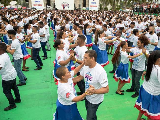 Số cặp đôi cùng nhau nhảy múa nhiều nhất