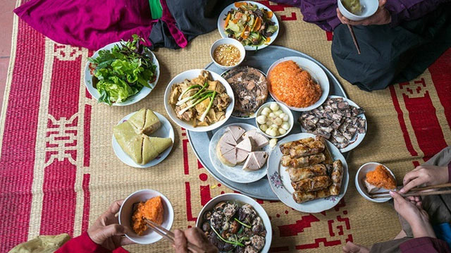 ngoi-bet-duoi-san-nha-1 Ngồi bệt ăn không phải là cách ăn tốt cho sức khoẻ.