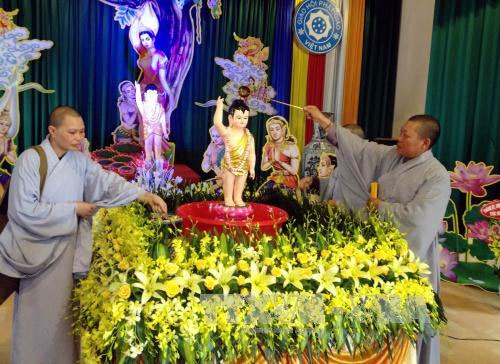 tam-phat-1 Tắm Phật đã trở thành một nghi lễ không thể thiếu trong ngày lễ Phật đản hàng năm.