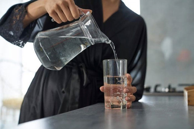 uong-nhieu-nuoc-1 Uống quá nhiều nước có thể tăng cân đột ngột do sưng phù và thừa nước trong máu.