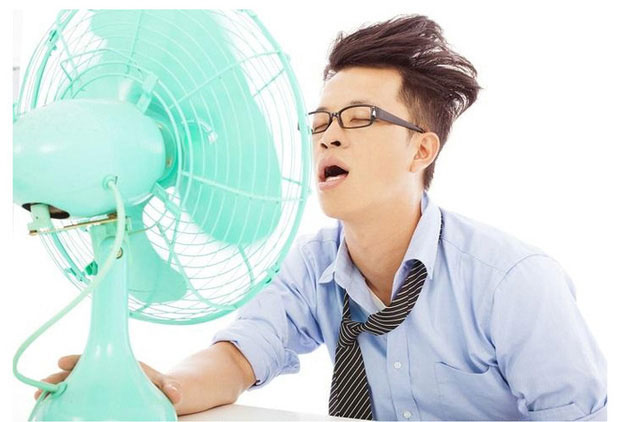 de-quat-chay-thang-vao-nguoi Để quạt chạy thẳng vào người khi mới đi từ ngoài trời nắng nóng về là thói quen không tốt cho sức khoẻ.