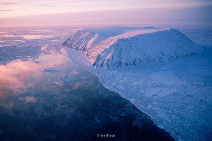 Đây là một đảo giữa Nga và Hoa Kỳ. Hòn đảo này cách cả Chukotka và Alaska là 35 km. Mặc dù vậy, thời gian khác biệt lên đến 21 giờ.