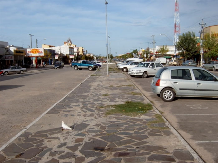 Biên giới giữa hai quốc gia này nằm trên vỉa hè. Brazil bên trái, Uruguay – bên phải.