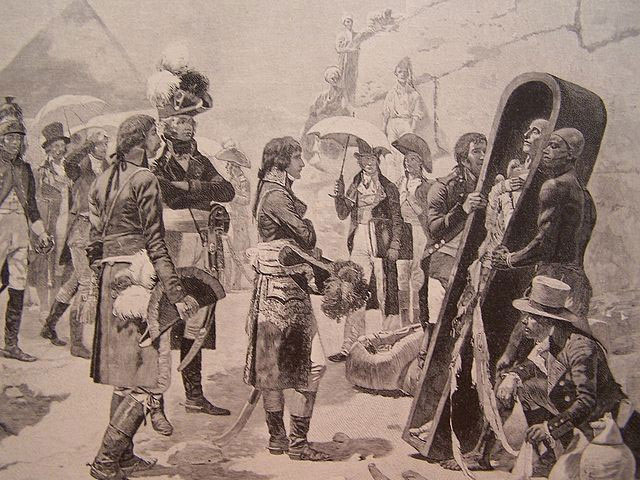 Nơi Napoleon từng ngủ là một tảng đá granit, nơi đó phát ra một điện trường có thể gây sốc nhẹ.