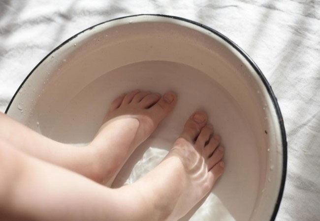 Nhúng tay, chân vào nước lạnh cũng sẽ giúp bạn xả bớt nhiệt cho cơ thể bớt nóng. Nhúng tay, chân vào nước lạnh cũng sẽ giúp bạn xả bớt nhiệt cho cơ thể bớt nóng.