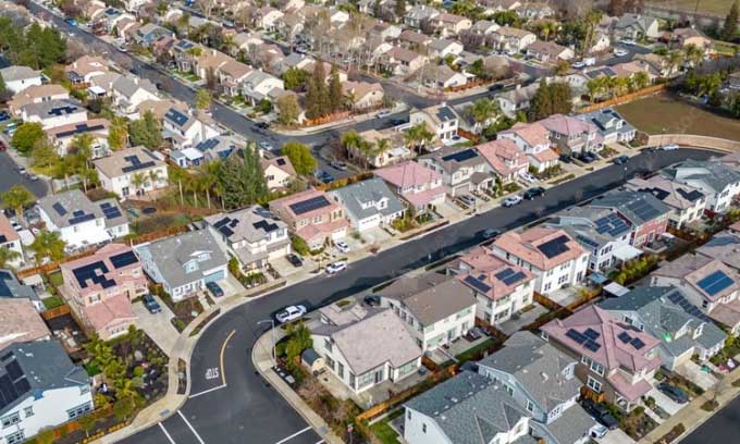 Những ngôi nhà phủ đầy pin mặt trời ở California.