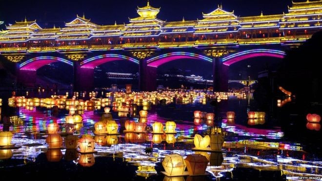 Người Trung Quốc sẽ thả đèn lồng xuống các con sông như để dẫn đường cho hồn ma trở về cõi âm. Người Trung Quốc sẽ thả đèn lồng xuống các con sông như để dẫn đường cho hồn ma trở về cõi âm.