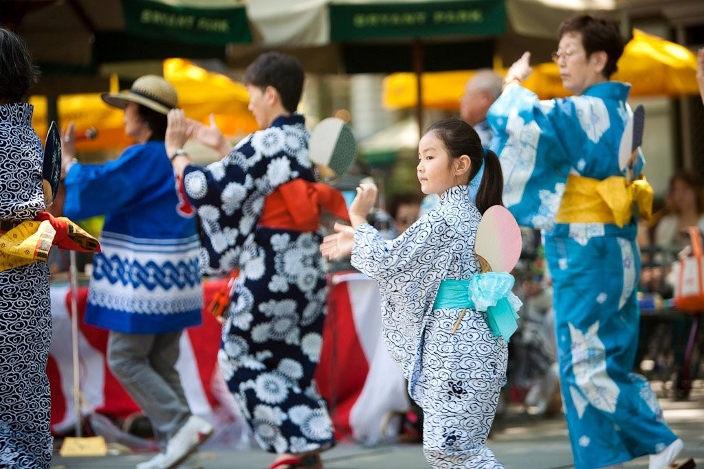 Ngày cuối cùng, người Nhật mặc bộ kimono mùa hè (yukata) và cùng nhau tham gia điệu múa Obon (bon odori) theo vòng tròn. Ngày cuối cùng, người Nhật mặc bộ kimono mùa hè (yukata) và cùng nhau tham gia điệu múa Obon (bon odori) theo vòng tròn.