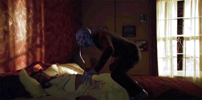 Cảnh tượng aswang tấn công một phụ nữ đang ngủ trong một bộ phim truyền hình.