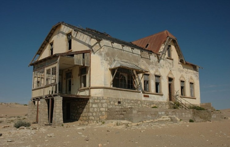 Sau khi một kiến trúc sư người Đức rời khỏi thị trấn Kolmanskop vào năm 1954, thị trấn này đã bị bỏ hoang cho đến nay.