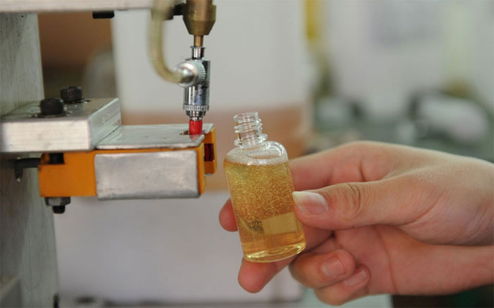 Quá trình vô chai tinh dầu tại một nhà máy ở Trung Quốc. Quá trình vô chai tinh dầu tại một nhà máy ở Trung Quốc.
