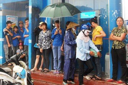 Không nên trú mưa trong bốt điện thoại