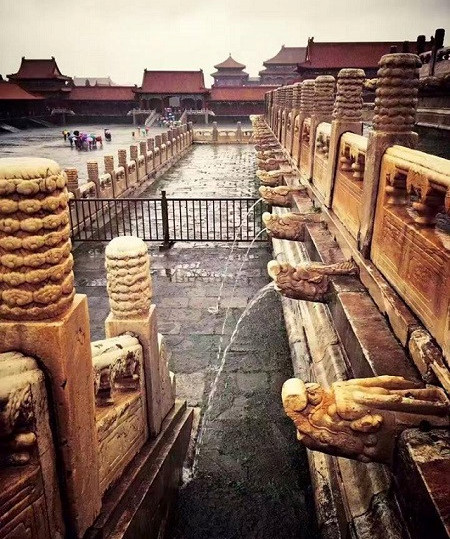 Vòi nước hình đầu rồng.