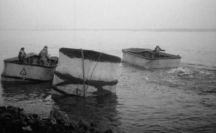 Xe tăng 29 DD được quây vải ngăn sóng đánh chìm trong trận Normandy. Xe tăng 29 DD được quây vải ngăn sóng đánh chìm trong trận Normandy.