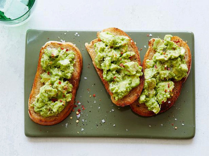 Bánh mì nướng và quả bơ