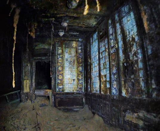 ben-trong-tau-titanic-2 Gạch men được đóng khung bằng gỗ tếch trong một spa ở khoang hạng nhất