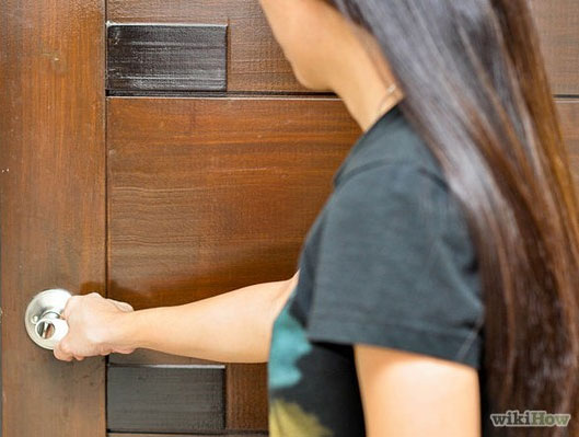 Hãy đóng cửa lại để bảo vệ ngọn lửa không bén vào phòng Trọn bộ bí kíp thoát thân khi gặp hỏa hoạn