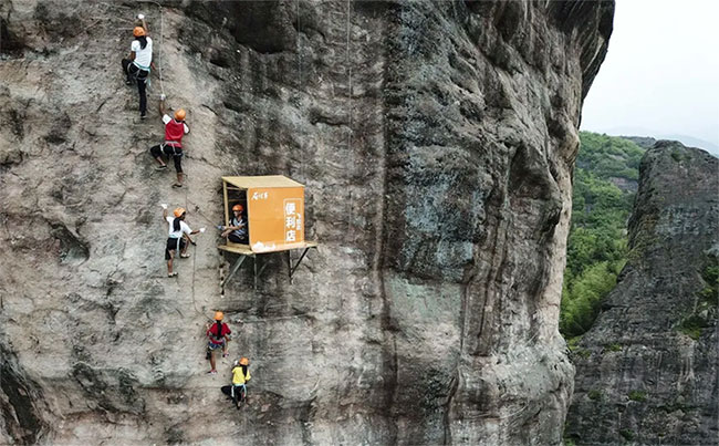  Cửa hàng tiện lợi ở lưng chừng núi.