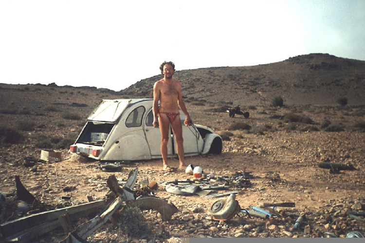 "Mad Max" người Pháp này đã biến chiếc xe Citreon 2CV thành một chiếc xe mô-tô.