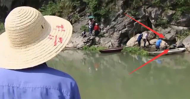 Hang động bí ẩn “nhả ra” hàng tấn cá một lần mỗi năm: Chuyên gia nói lên sự thật khiến người dân không dám ăn cá trong hang