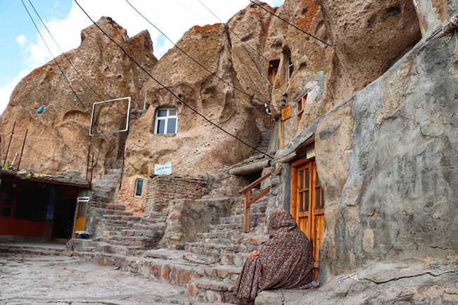 lang-kandovan-2 Cư dân tại đây đa số sinh sống nhờ nông nghiệp, chăn nuôi ong hoặc gia súc.